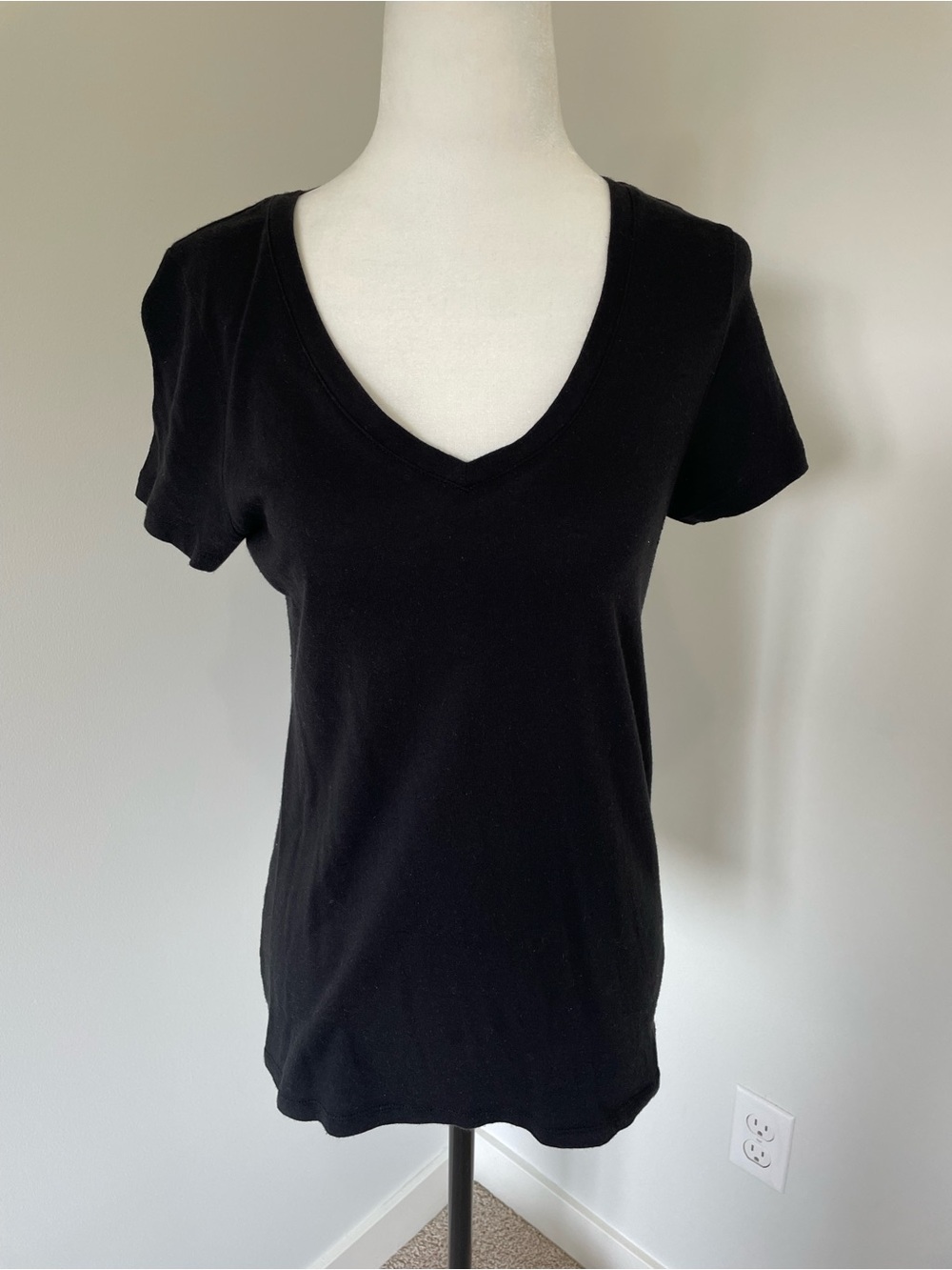Gap Factory Favorite Black Short Sleeve V Neck Tee Shirt- Size Small